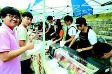 경상대 축산학과 학생·교수 함께 생산한 육제품 시식회