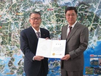 유명규 충무공이순신연구원 이사장, 도정발전 공로 도지사 감사장 받아