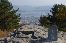 “무학산 학봉 표지석 치우고 문화재로 보존을”