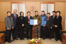 창녕조씨 문중, 1500년 된 교지 등 고문서 25점 경상대에 기증