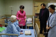 홍준표 도지사 부인, 은혜병원서 환자 격려