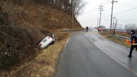 진주 빙판길 차량사고 잇따라