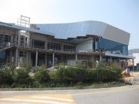 반만 짓고 방치된 남해군 국민체육센터