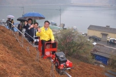 “남해서는 모노레일 타고 고사리 땁니다”
