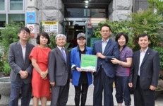 어린이재단, 진주 문산제일염소불고기에 ‘나눔현판’ 전달