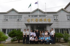 사천경찰서, 77개 마을회관에 새 태극기 선물