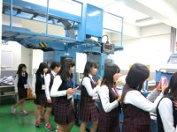 통영여중 1학년 240명, 경남신문사 견학