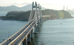 거제 돈, 거가대교 타고 부산으로 빠져나간다