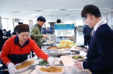 경남은행 “수요일은 인근 식당 살리는 런치데이”
