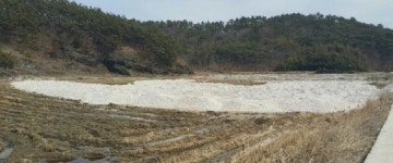 사천 서포면 농지에 굴껍데기 무단투기 ‘논란’