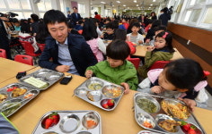 기자회견, 한끼 단식, 성명서 발표  줄 잇는 반발