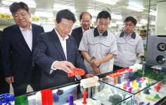 안상수 창원시장, 3D프린터 제조 기업 대건테크 탐방