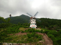 산청 동의보감촌 언덕 위 ‘풍차 전망대 휴게소’ 개장