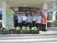 전상형 지우건설 대표, 합천 경로당에 수박