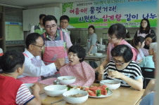 NH농협 함안군지부, 로사의집에 성품 전달