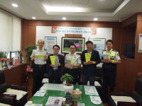 농협 함안지부, 가야파출소에 발광팔찌 전달