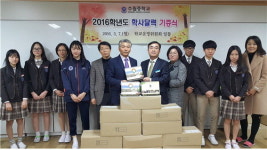 거제 수월중 학교운영위원회 ‘학사 달력’ 1000부 학교에 전달