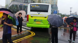 창원서 시내버스 빗길 미끄러져 4중 연쇄사고… 3명 부상