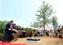 경남도청 정문 앞에 사과나무 심은 이유는