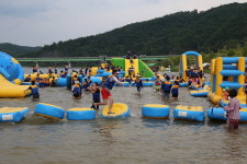 황강 ‘천연 워터슬라이드’ 타고 더위 한방에 날려요