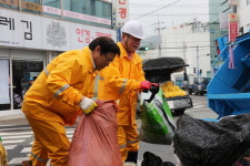 김동진 통영시장, 서호시장서 쓰레기 수거