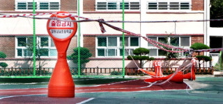 132개 학교운동장 우레탄트랙 없애고 마사토 깐다