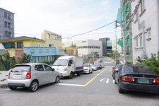 신세계百·이마트 김해점 인근 주택가 불법주차 ‘기승’