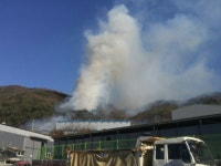 김해시 생림면 목재공장서 화재…산불로 번져