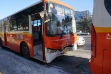 창원 도계동서 버스 추돌… 원인은 빙판길?