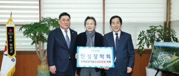 진인성 인성장학회장, 합천군에 장학금 3500만원