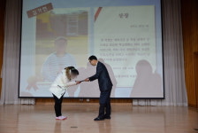농협은행 내외동지점, 경남은혜학교 졸업생 10명에 장학금
