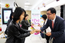 농협은행 김해 내외동지점, 고객 감사 장미꽃 나눔