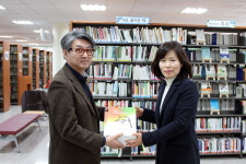 지체장애인협회, 의령도서관에 기념도서 기증