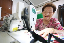 50년째 ‘몸빼’ 만들어 이웃에 기부… 서두연 할머니
