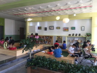 고성 철성초 중앙현관 ‘지식놀이터’로 변신   그림책·팝콘 기계 등 갖춰