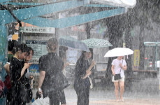 무더위 속 기습 소나기