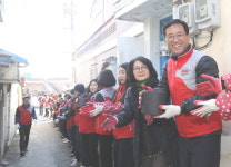 경남은행, 마산 대성동서 ‘사랑의 연탄’ 배달