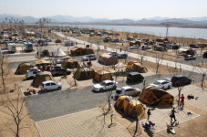 겨울 캠핑이 제맛!  밀양 미르피아 오토캠핑장 ‘북적’