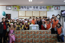 김해중부경찰서, 성품 전달·무료급식 봉사