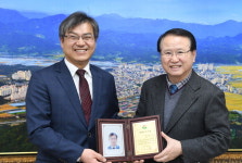 김승휘 창원지법 거창지원장에 명예군민증