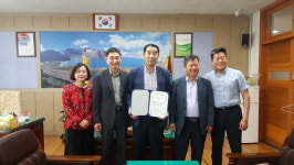 창원 웅남동발전위, 양곡중에 책걸상 2595만원어치 기탁