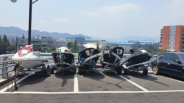 봉암유원지 주차장에 수상오토바이 ‘방치’