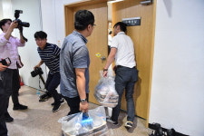 김경수 지사 집무실·관사 압수수색 길어진 이유는