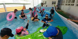 김해 진영대흥초 “학교 물놀이장서 시원한 여름방학 즐겨요”