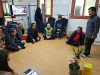 정민호 마산 봉암동장, 경로당에 축하난 전달