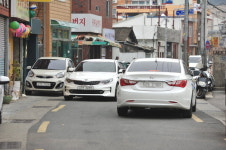 김해 새 명소 ‘봉리단길’ 인도 없어 불편