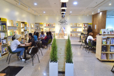 “진주시청엔 북카페도 있고 갤러리도 있어요”