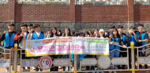남해초등학교 담벼락, 꽃을 피우다