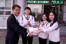 거제시 연초면 기관단체협의회 연초고에 수능대박 떡 전달