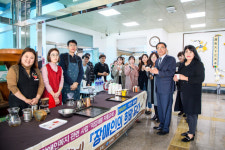 “갓 내린 커피 한잔 드시고 가세요”